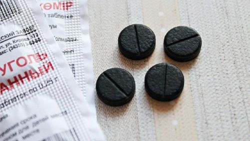 Врачи не рекомендуют принимать уголь перед застольем